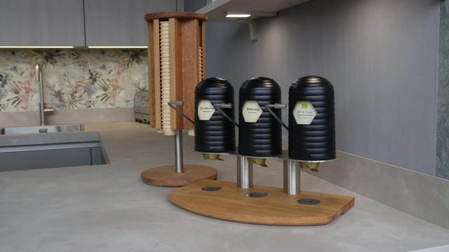 Honingraat in een roestvrijstalen display op een ontbijtbuffet