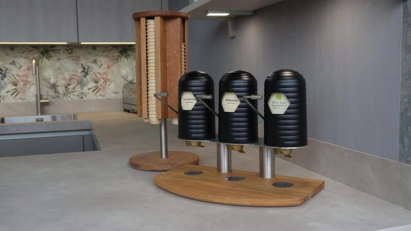 Honingraat in een roestvrijstalen display op een ontbijtbuffet