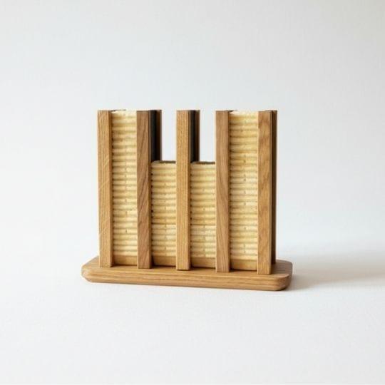 Houten dispenser gevuld met vierkante wafelcups