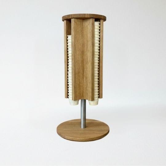 Houten draaicarrousel gevuld met ronde wafelcups