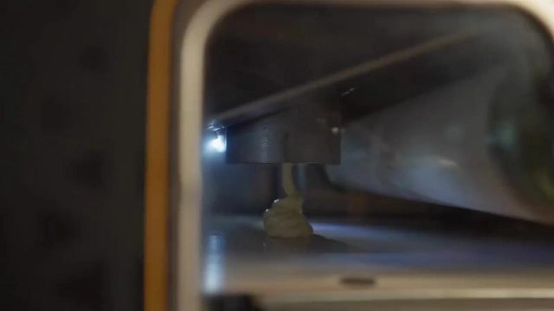 De pancake machine spuit beslag op de bakband