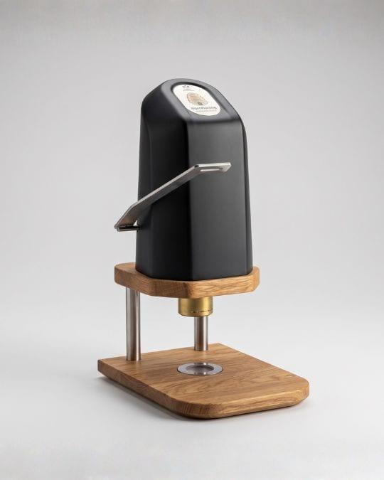 TastyJams-dispenser met één tap op een houten voet