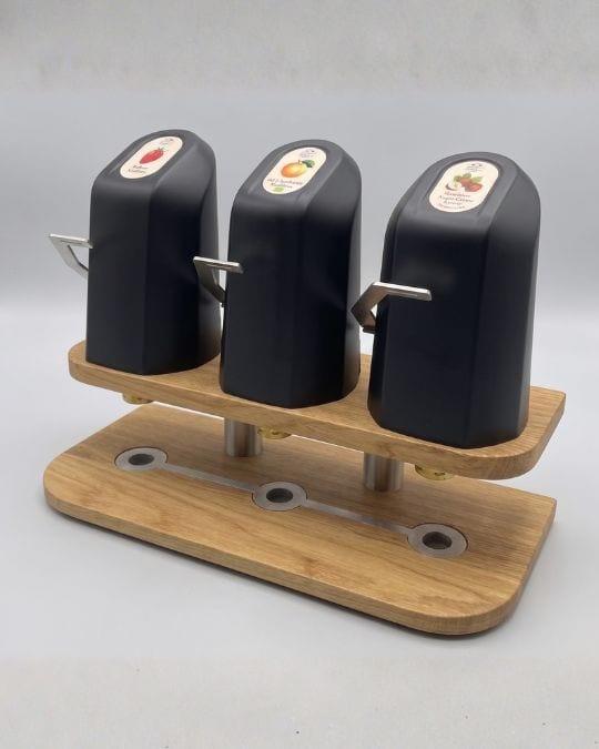 TastyJams-dispenser met drie taps op een houten voet