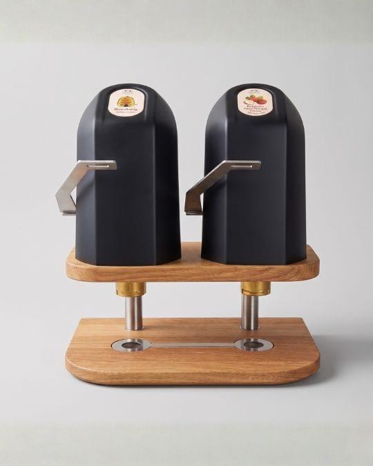 TastyJams-dispenser met twee taps op een houten voet