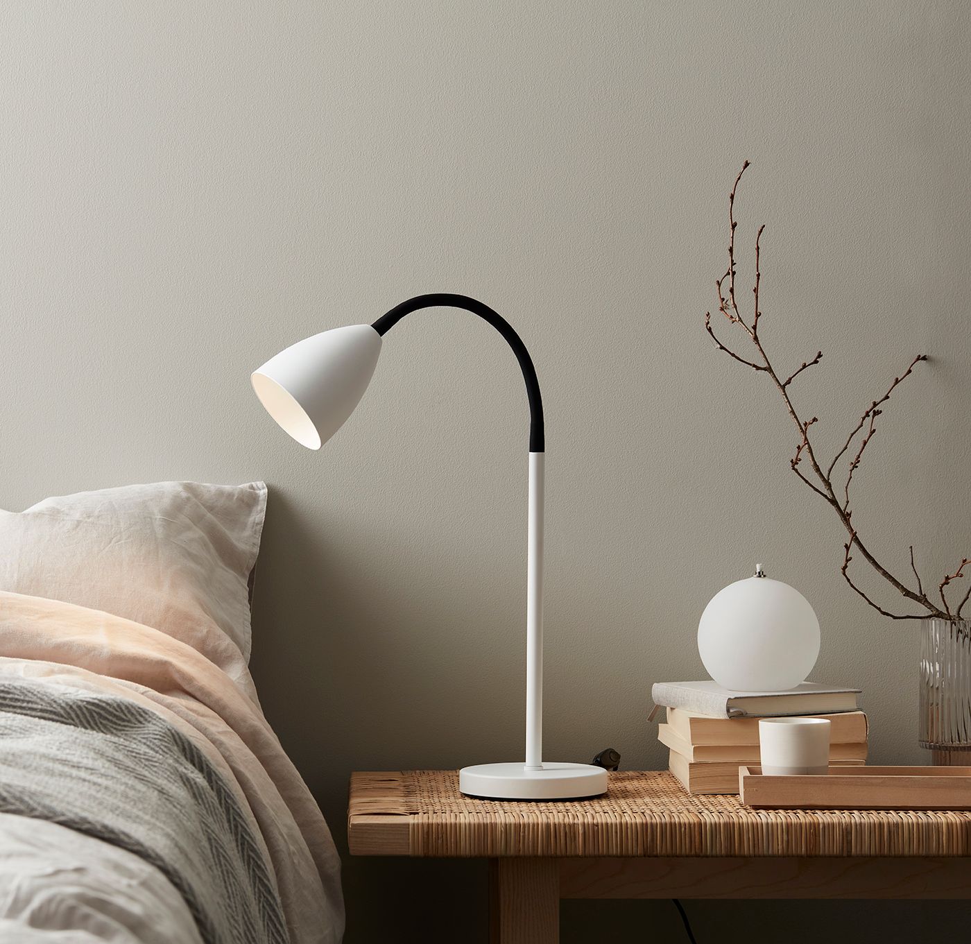 Trotsig table lamp H530