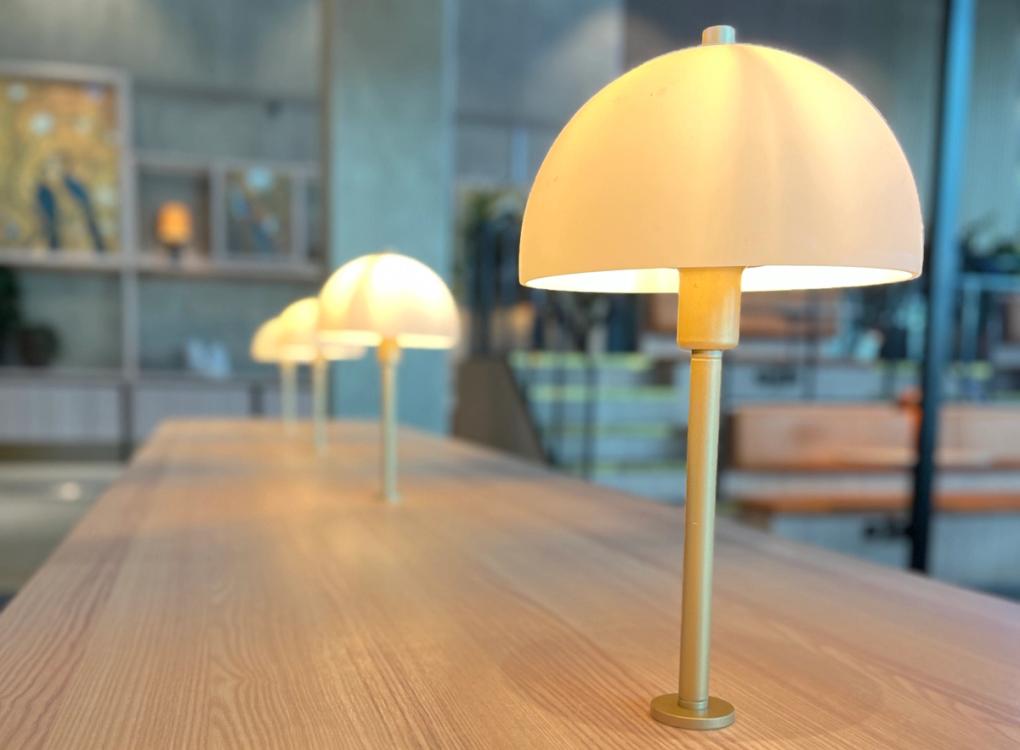 Vienda bordslampa i lobby