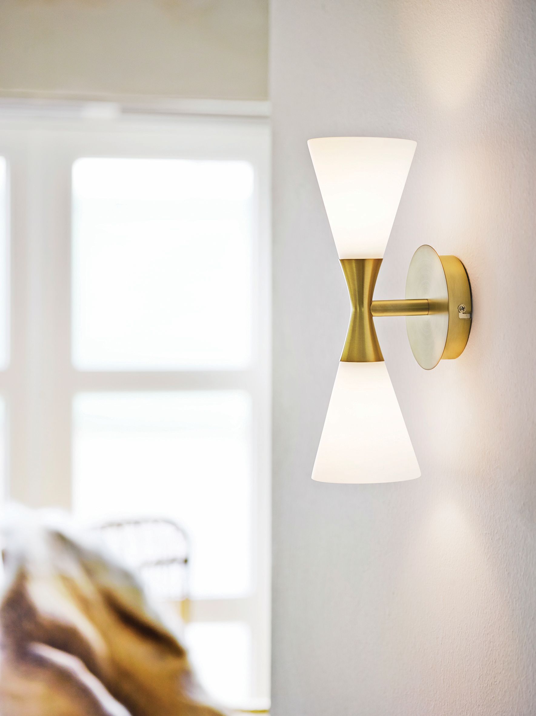 Wall lamp in satin brass