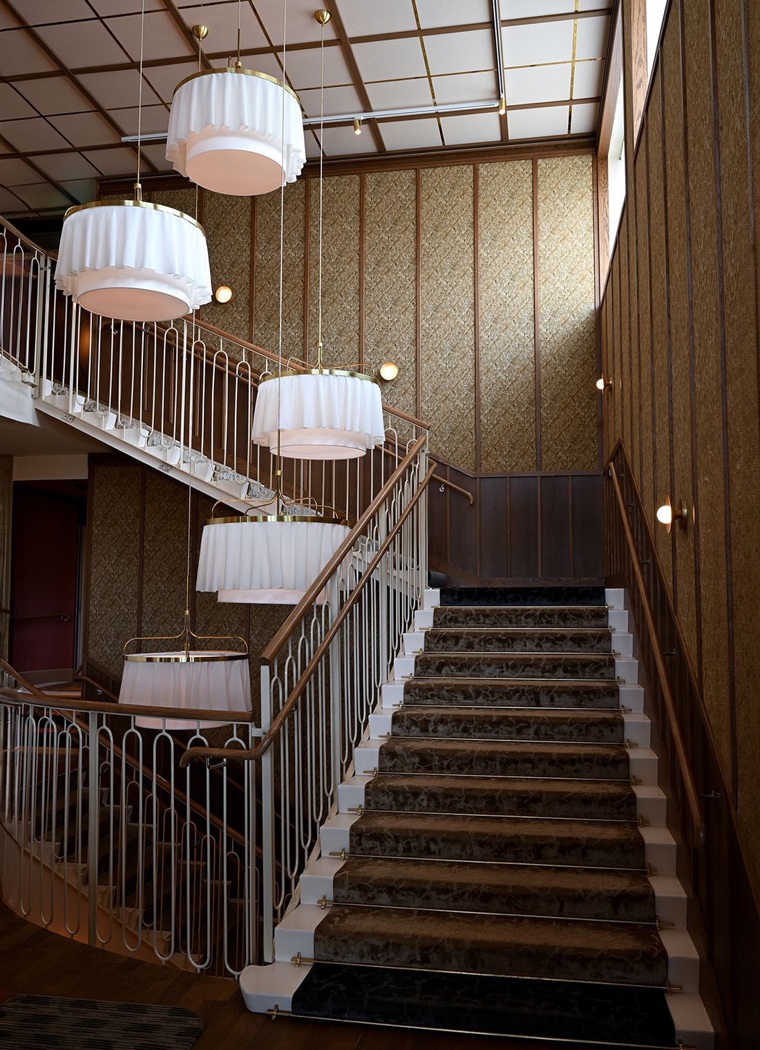Skräddarsydda pendelarmaturer från Belid Lighting Group i Hjortvikens restaurang, designade i samarbete med Spik Studio.
