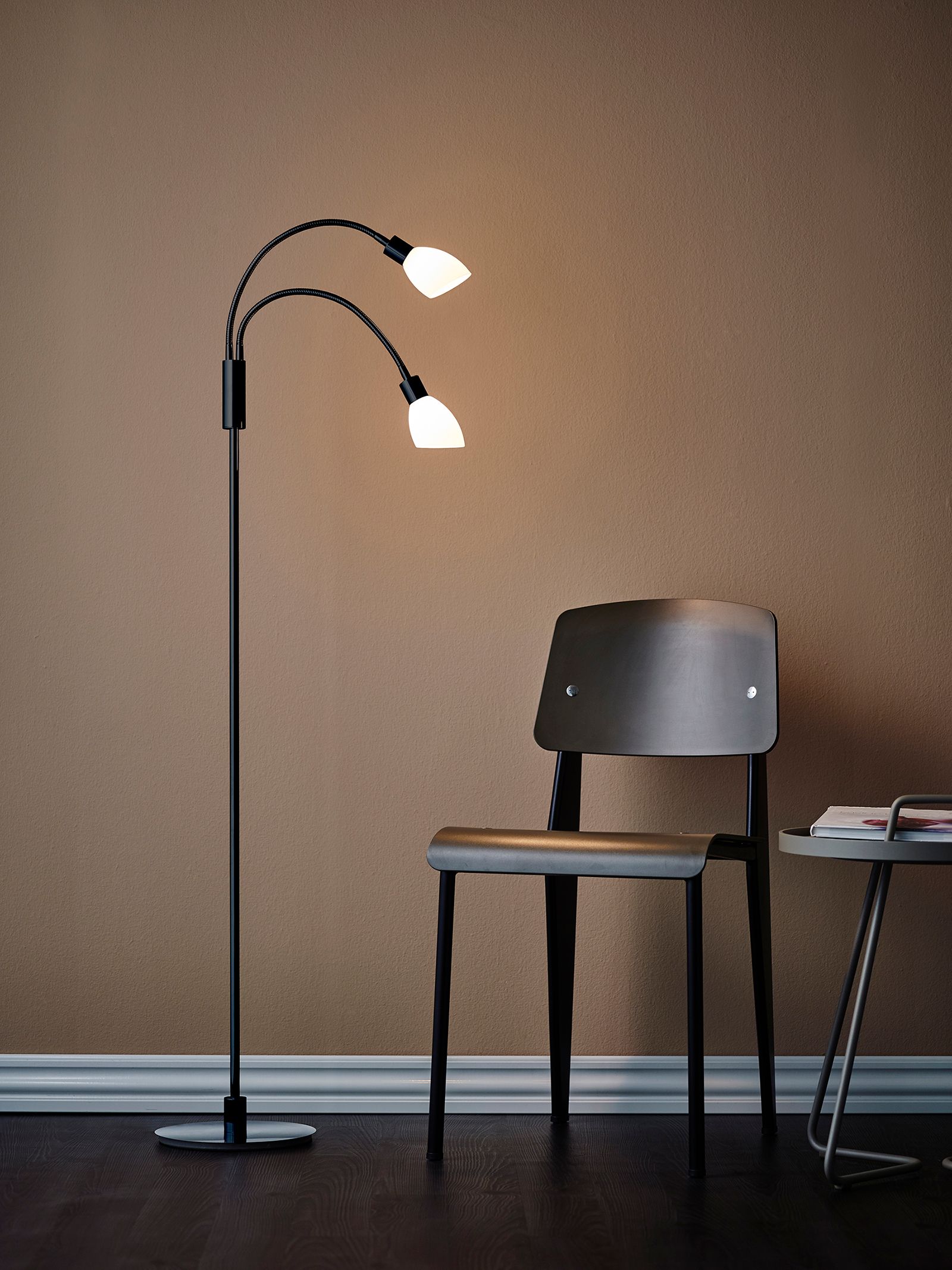 Cut floor lamp double in a living room