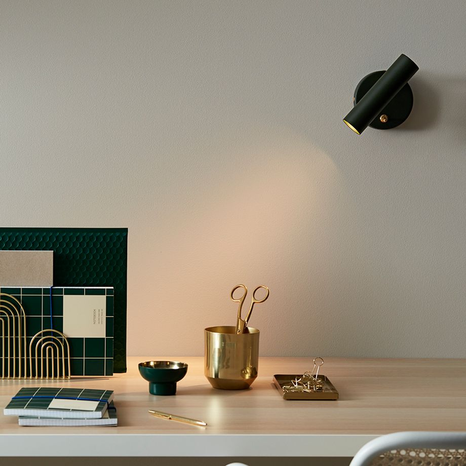 Slender wall lamp green at the desk 