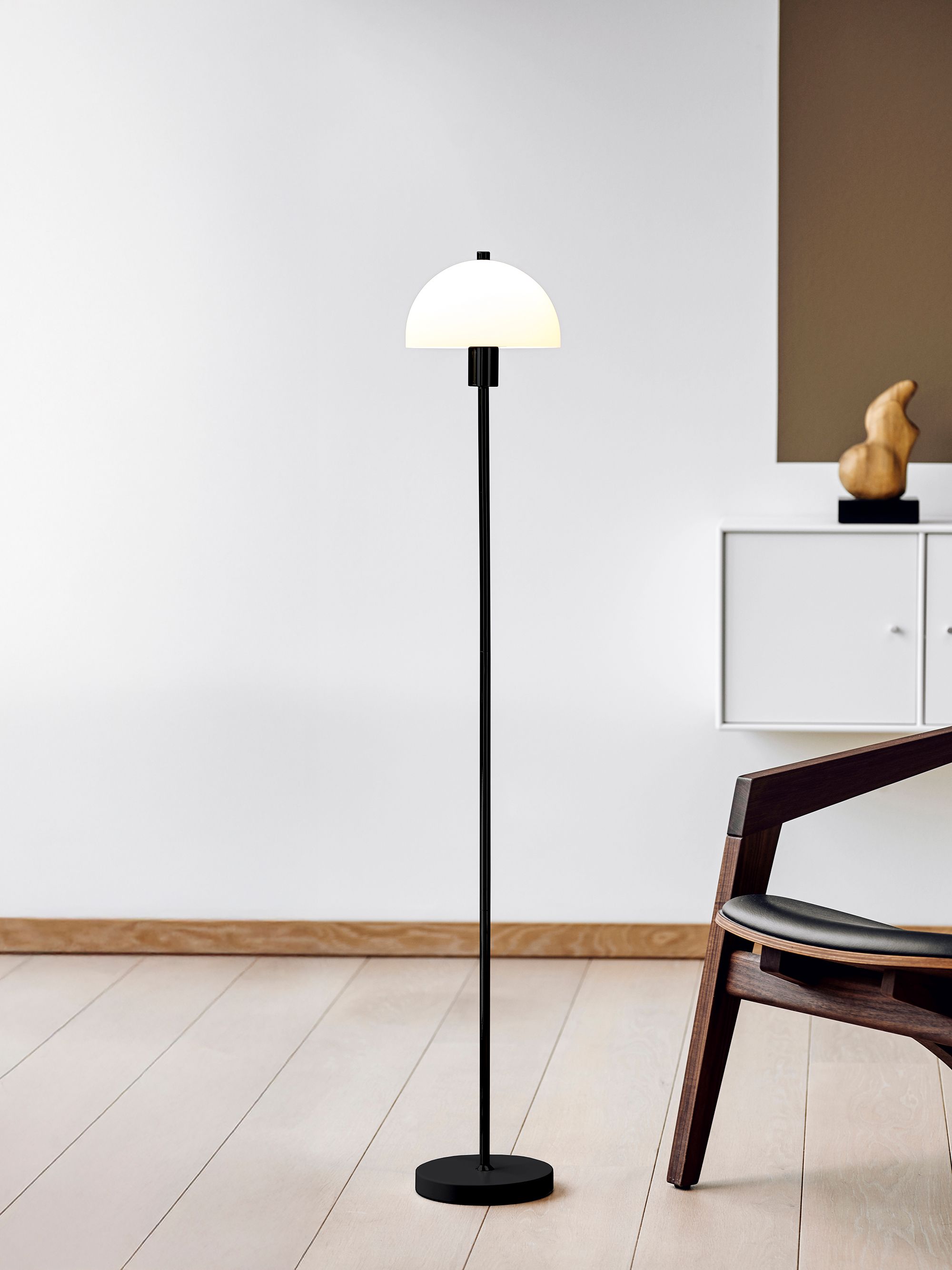 Floor lamp in black and opal glass