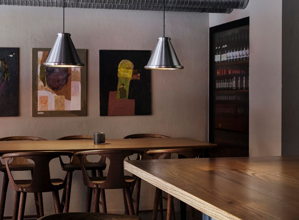 Flera Belle-pendlar i metall från Belid Lighting Group ger rytm och belysning över matplatser på Blokk i Göteborg. 
