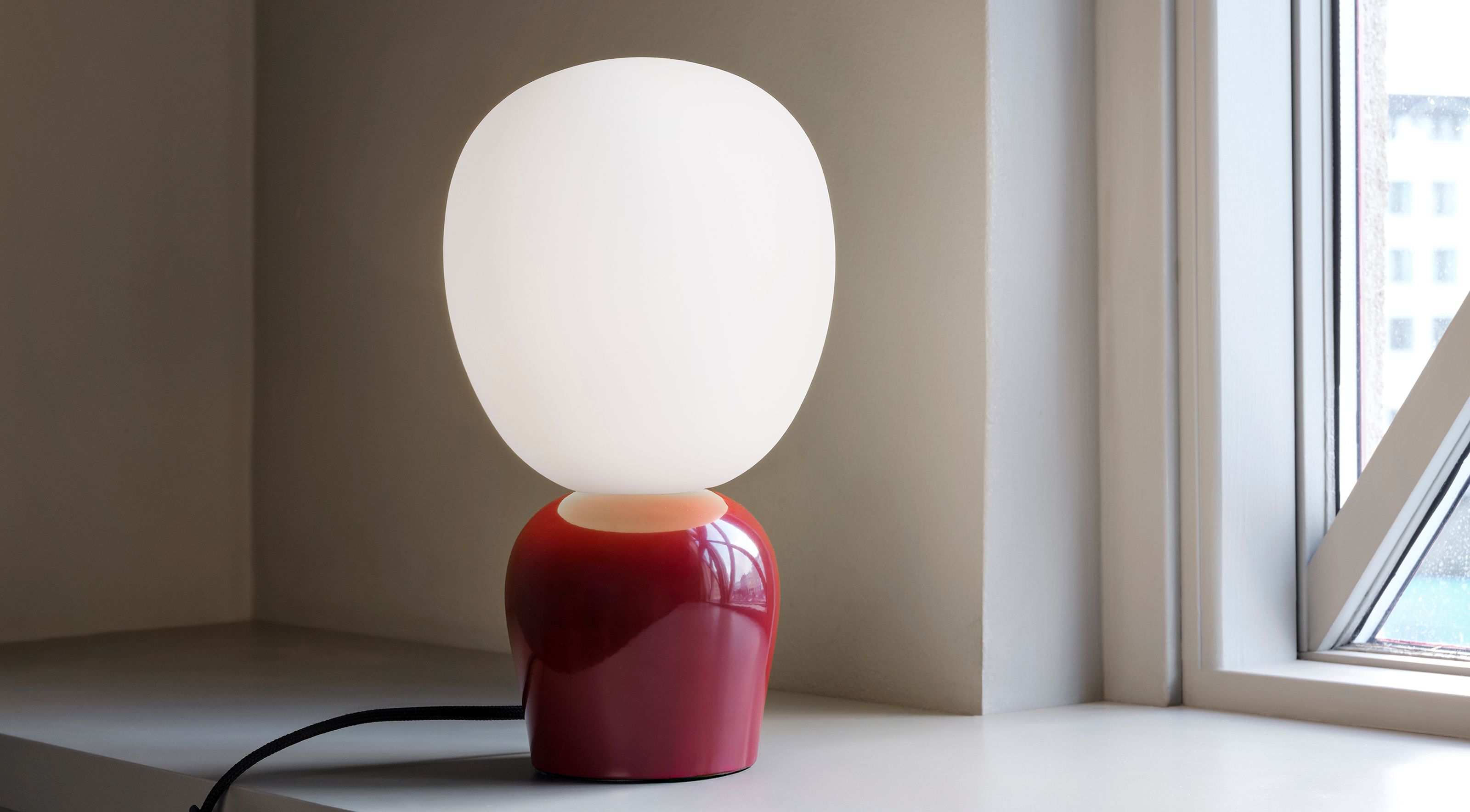 Buddy table lamp from Belid – minimalist Scandinavian design with opal glass and colored base, ideal for windows, side tables and modern interiors