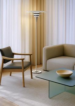 Diablo golvlampa bredvid soffan 