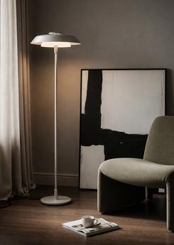 Horisont golvlampa från Belid – skandinavisk designbelysning med mjukt, behagligt ljus för vardagsrum och moderna interiörer