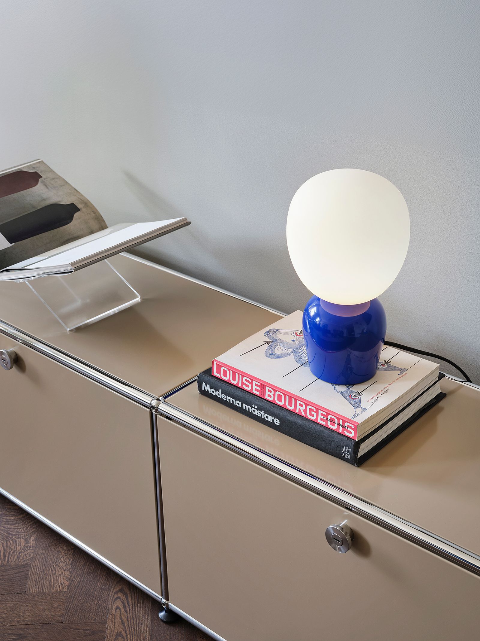 Buddy table lamp in ultramarine blue
