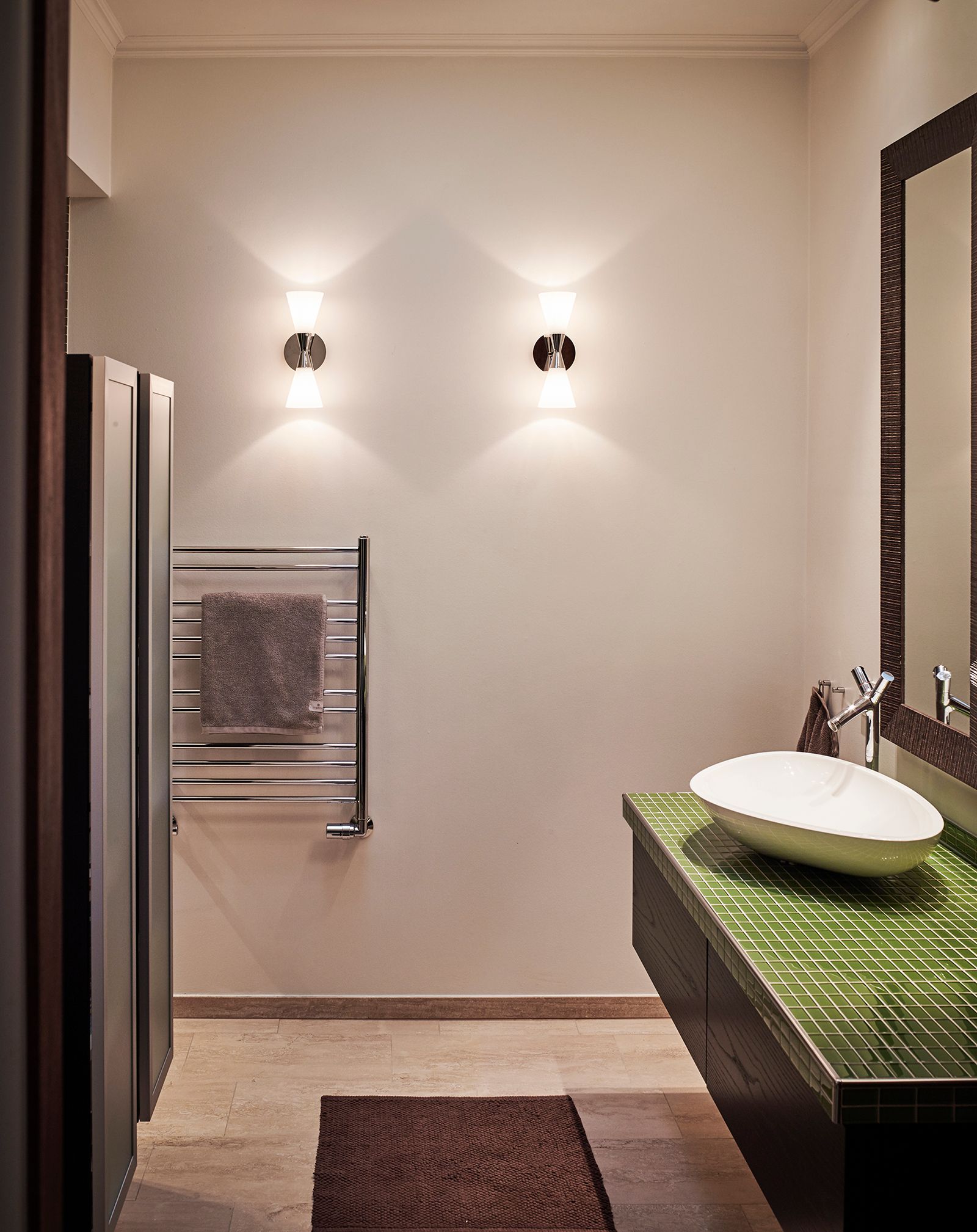 Manola taklampa mot en orange bakgrund