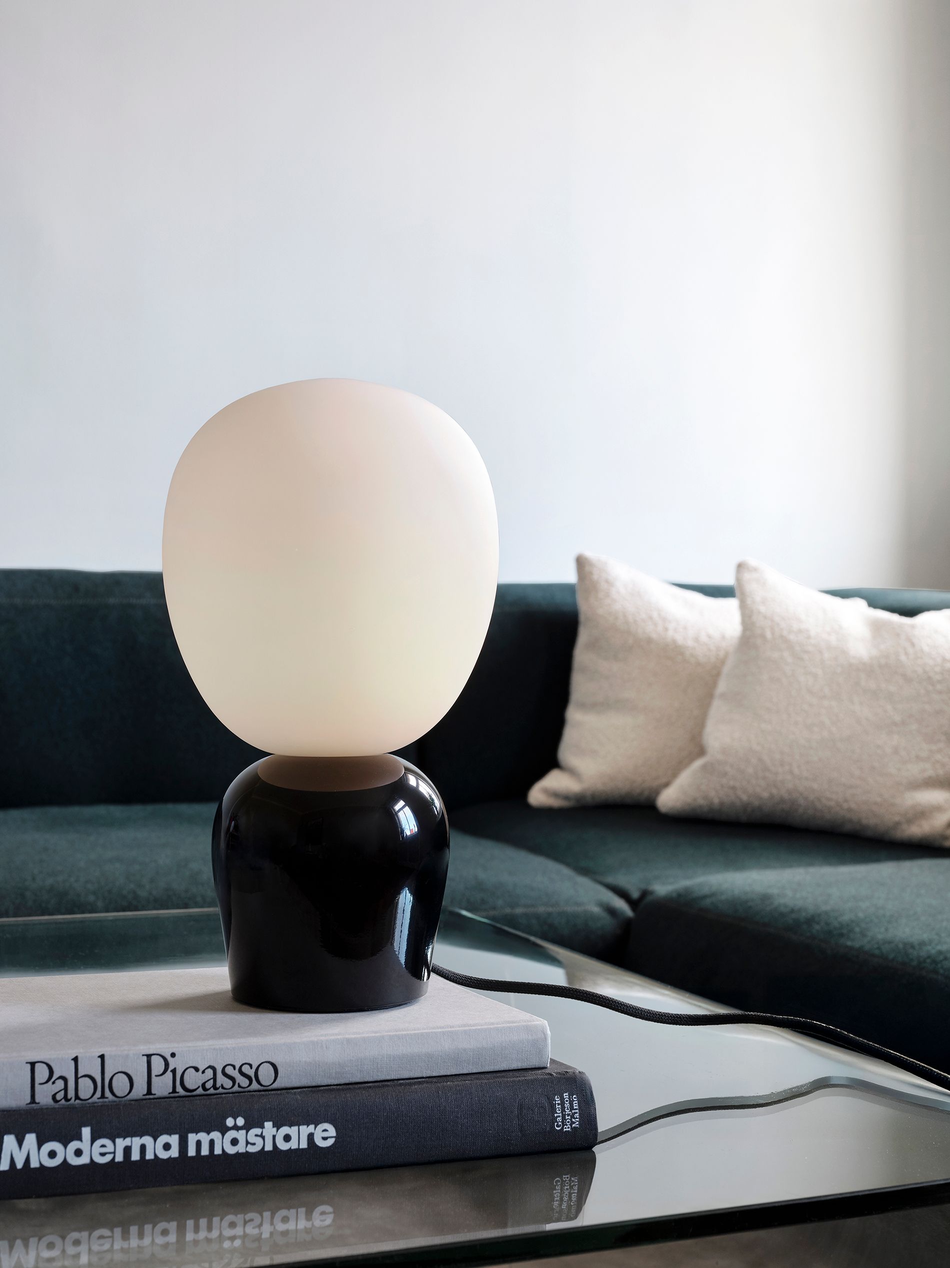 Buddy bordslampa på ett bord 