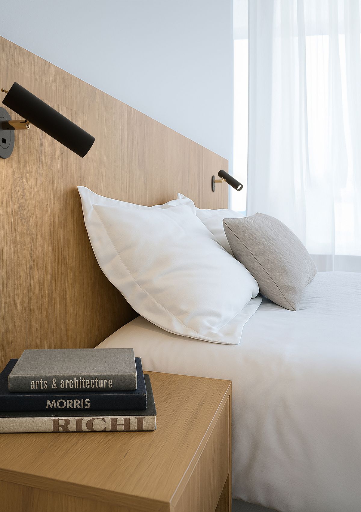 Slender golvlampa bredvid en soffa 