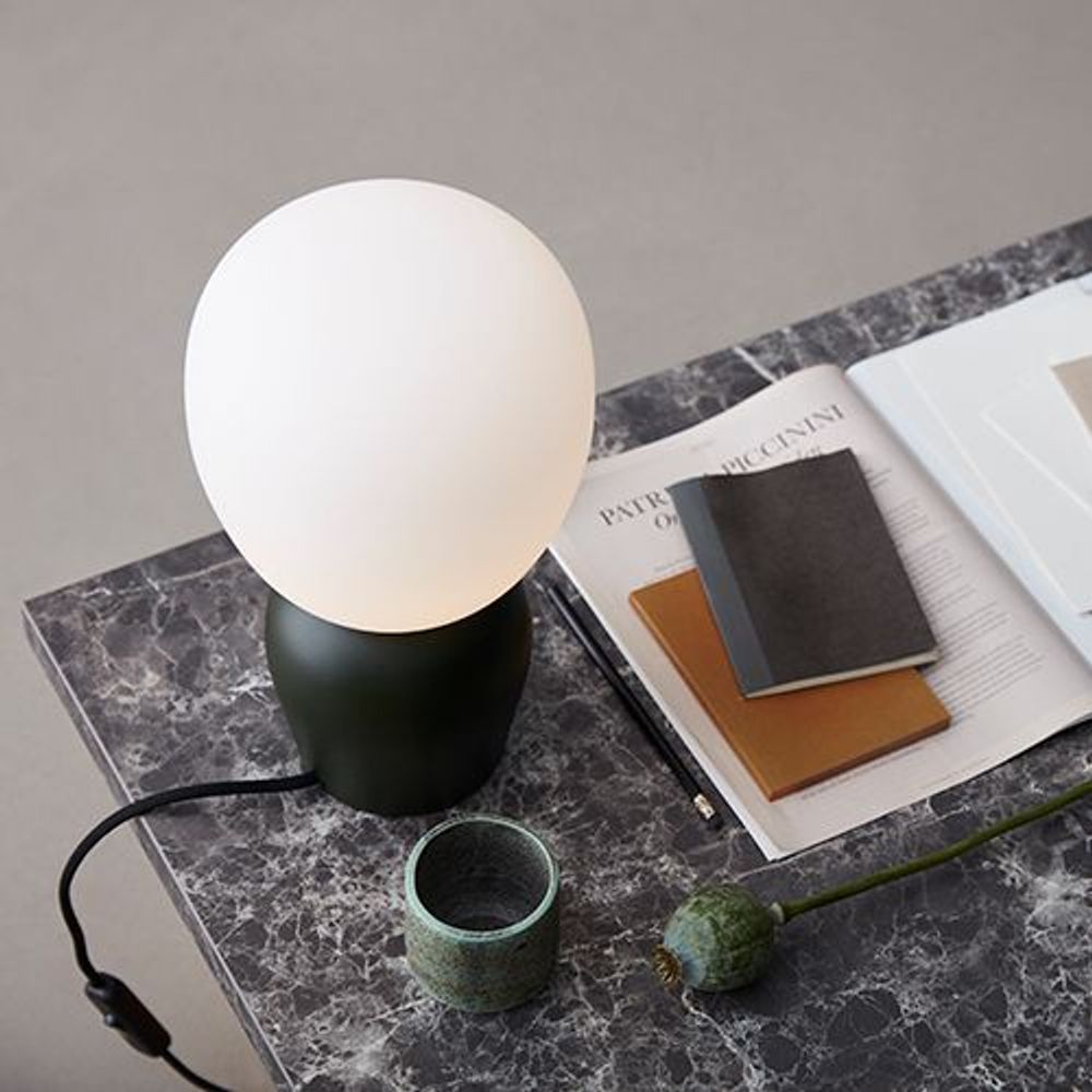 Buddy bordslampa från Belid – stilren skandinavisk design med opalglas och färgad bas, perfekt för sidobord och moderna miljöer