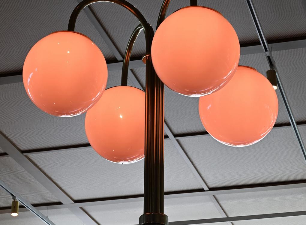 Specialdesignad golvlampa med fyra glaskupor i rosa ton, framtagen av Belid Lighting Group för Hjortviken.