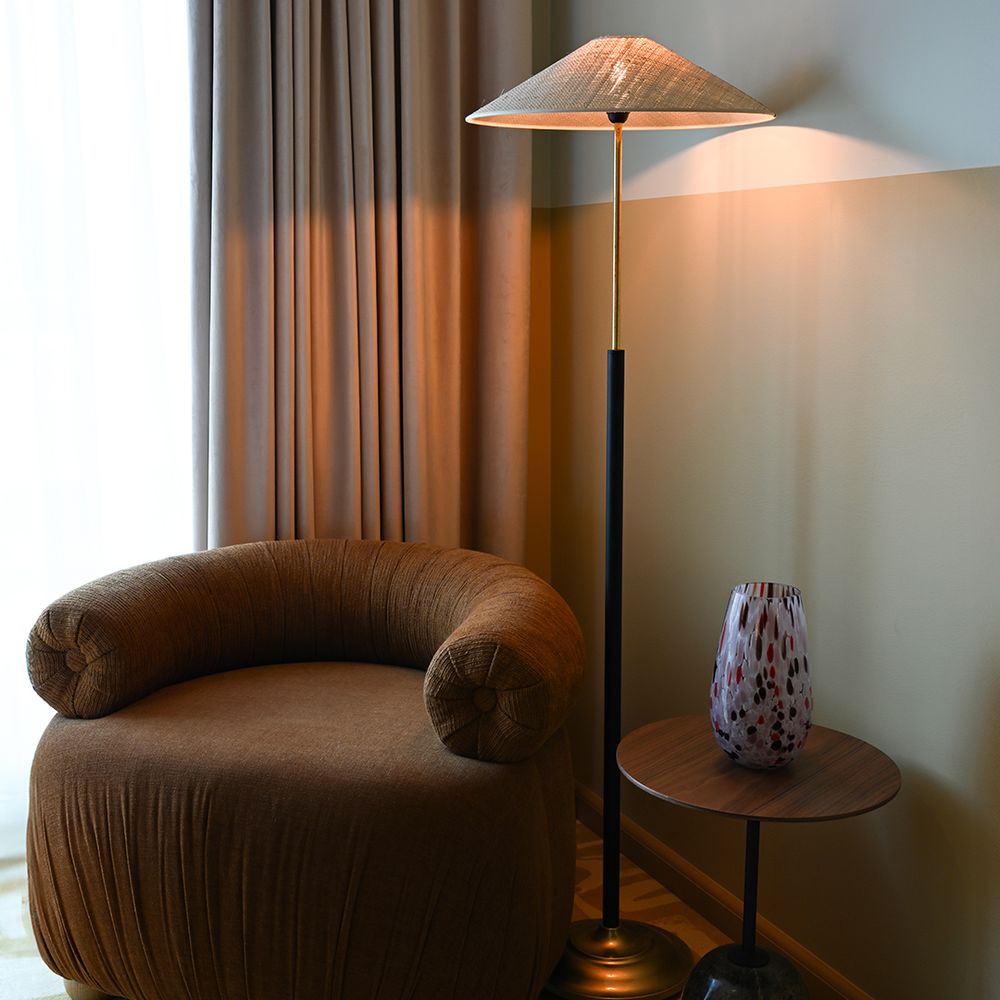 Golvlampa i hotellrum