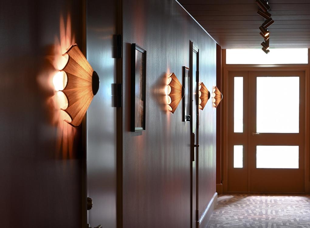 Skräddarsydd belysning från Belid Lighting Group i Hjortvikens korridorer – textila vägglampor med unik form.