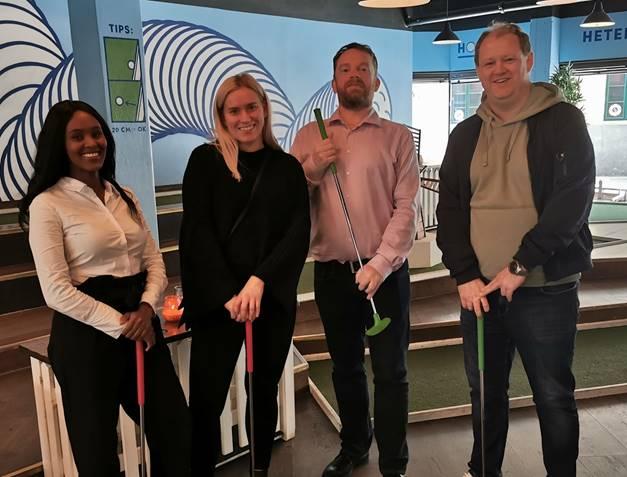 Bilde av teamet i AvantGarde Search som spiller minigolf.