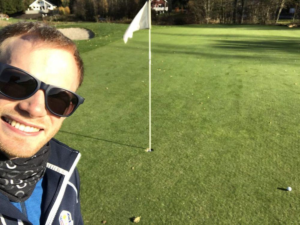 Bild: Hage är nöjd när informationen blir presenterad för honom. Här är han ute på golfbanan när han varken jobbar, investerar i vin eller via FundingPartner. Foto: Privat.