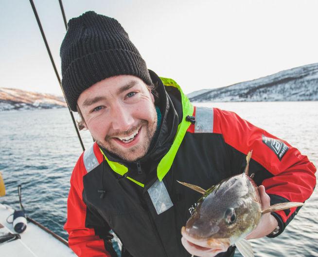 Bilde av Sebastian Wolters-Fahlenkamp på fisketur på katamaranen til Pukka Travels.