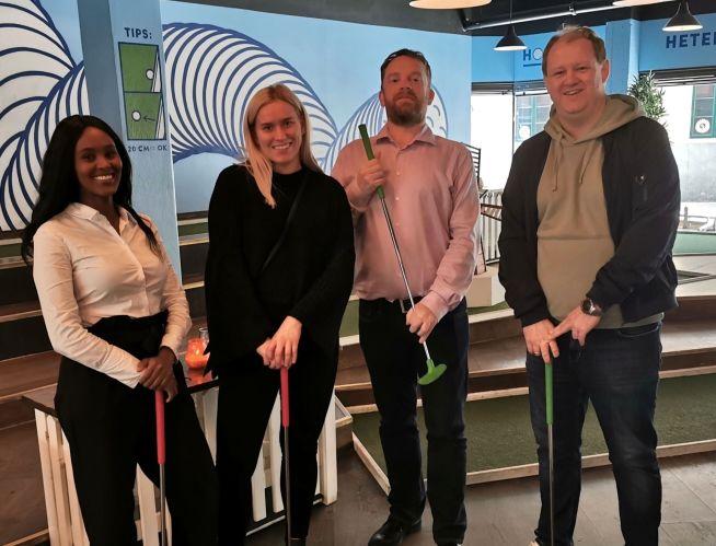 Teamet i AvantGarde Search som spiller minigolf.