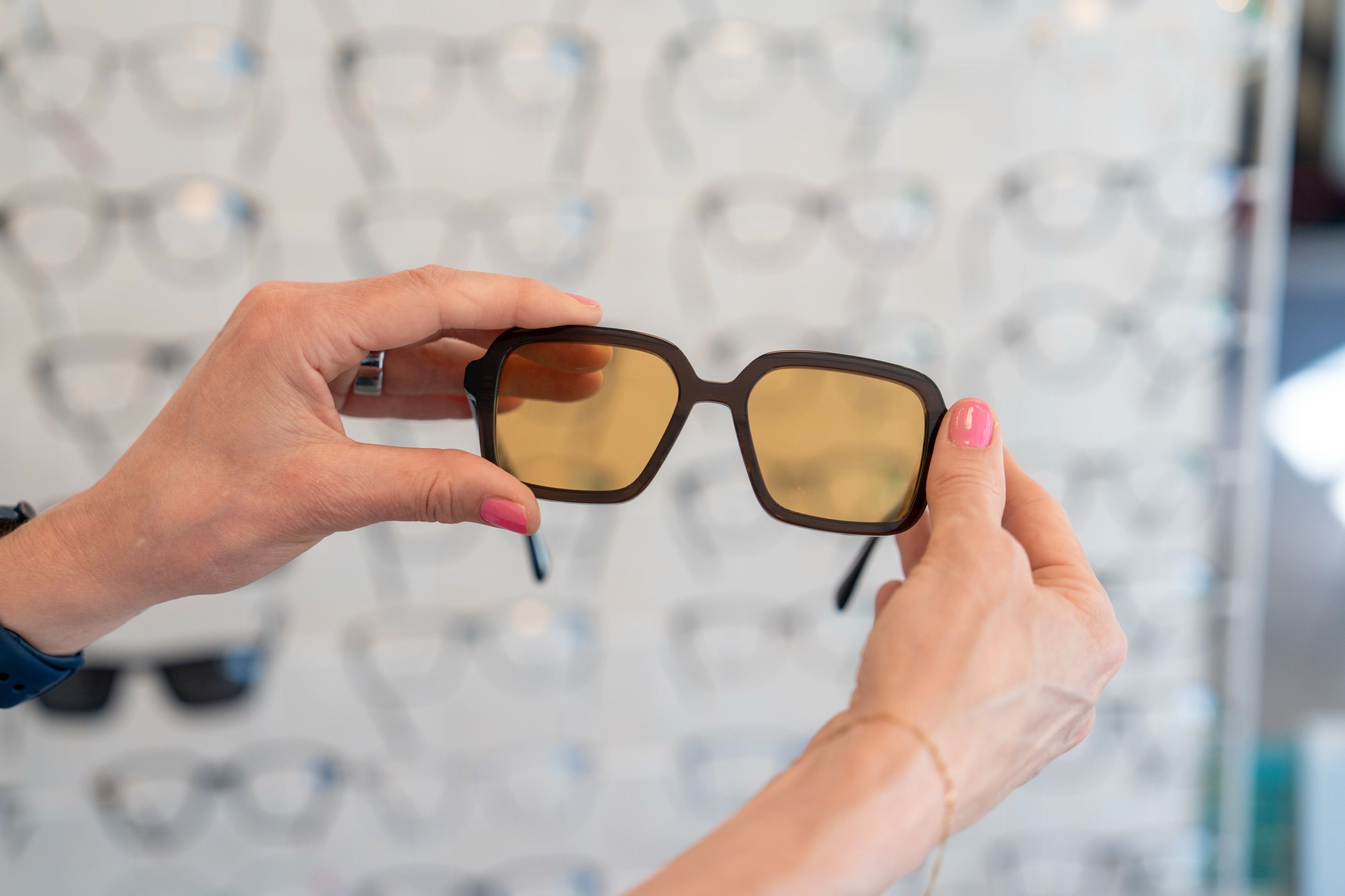 Samling af forskellige solbriller med styrke i Optikhuset butik, viser udvalget af stel og stilarter