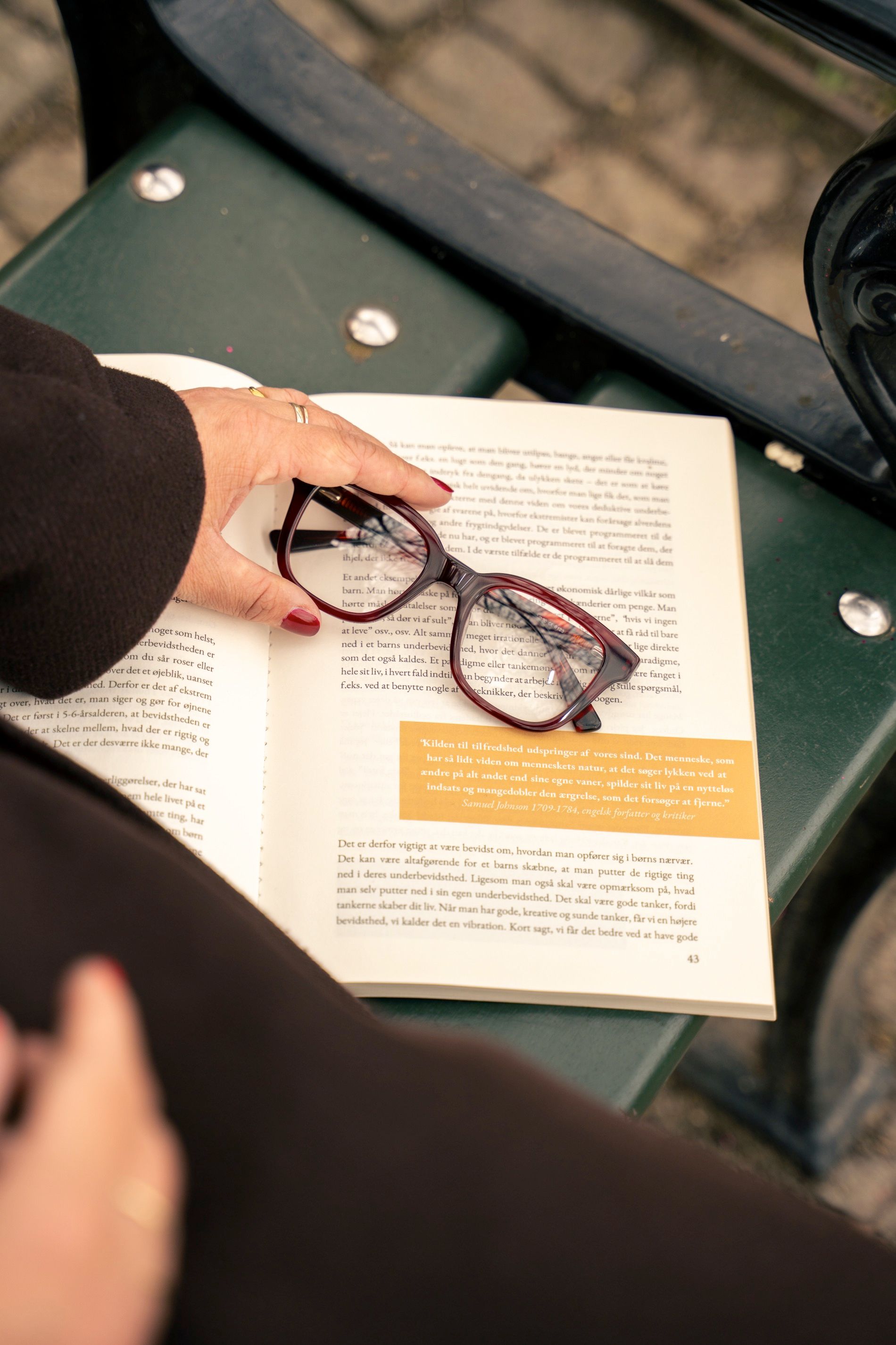 Kvinde læser bog med læsebriller på - naturligt behov for hjælp til nærarbejde