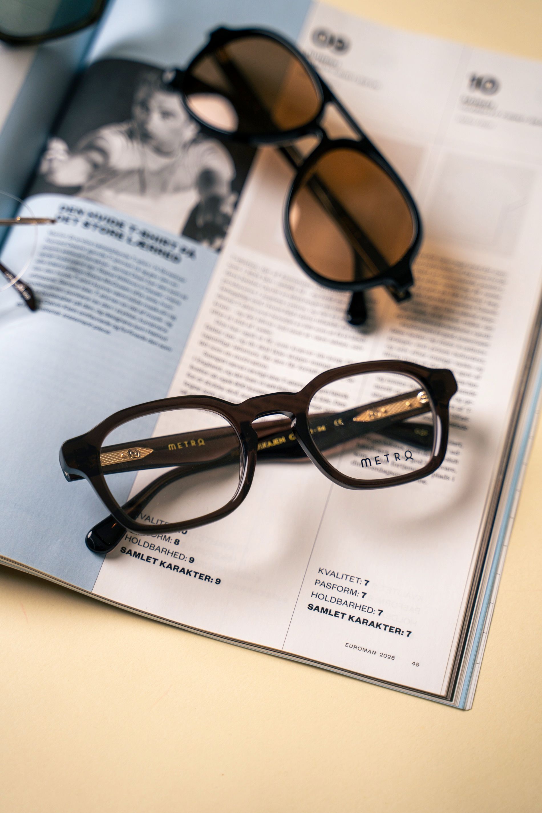 Person bruger læsebriller til at læse tekst på telefon - typisk tegn på behov for læsebriller