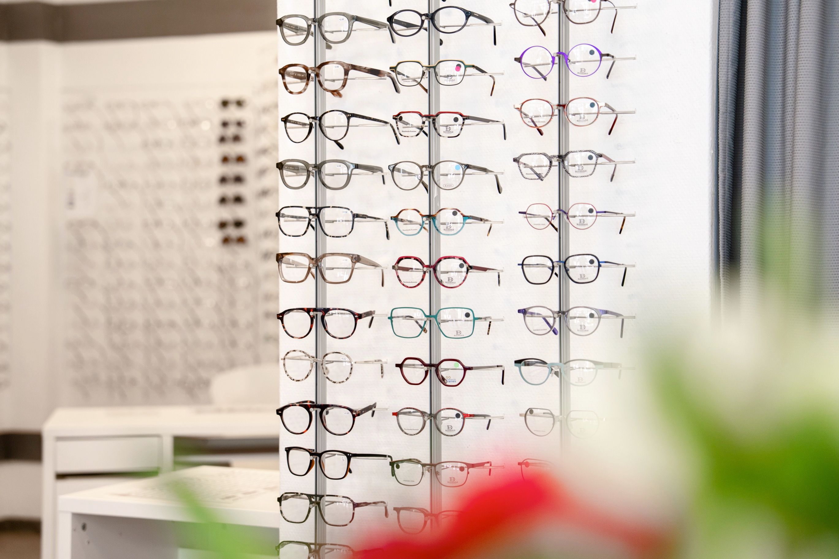Stort udvalg af brillestel hos Optikhuset - over 2000 stel at vælge imellem