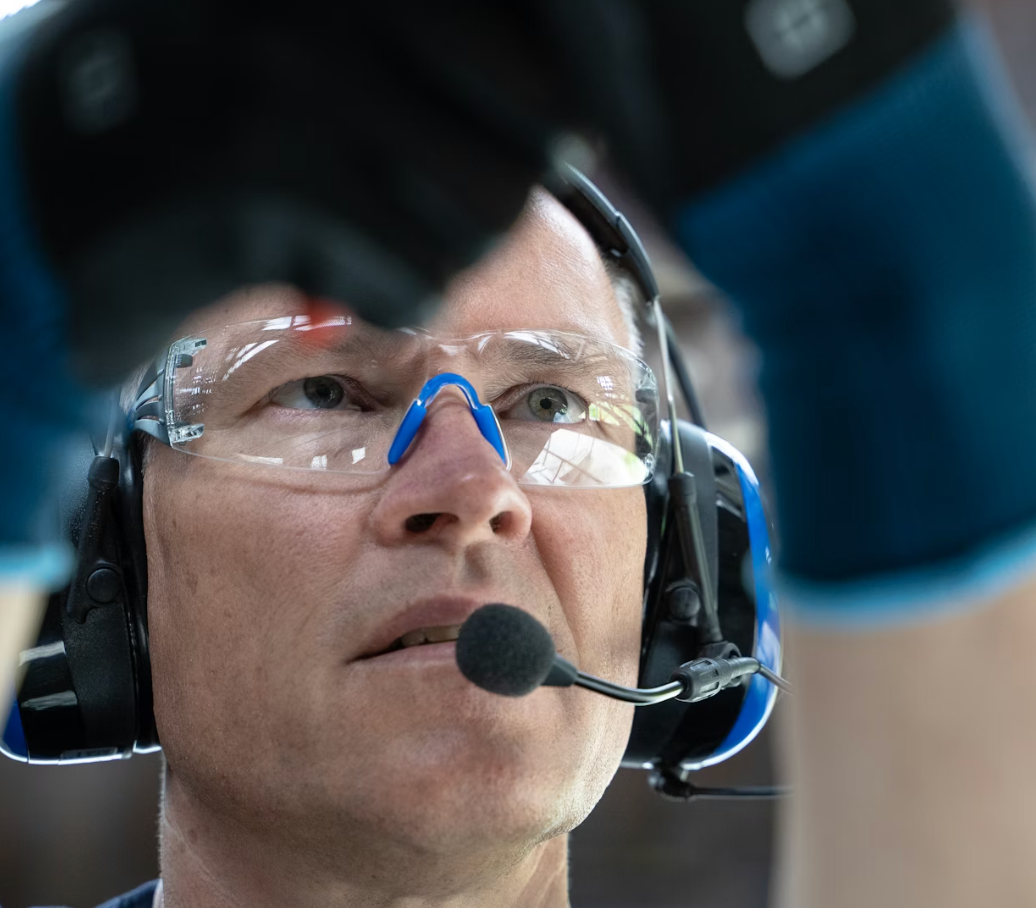 Medarbejder iført sikkerhedsbriller under arbejde med gnister og metalspåner