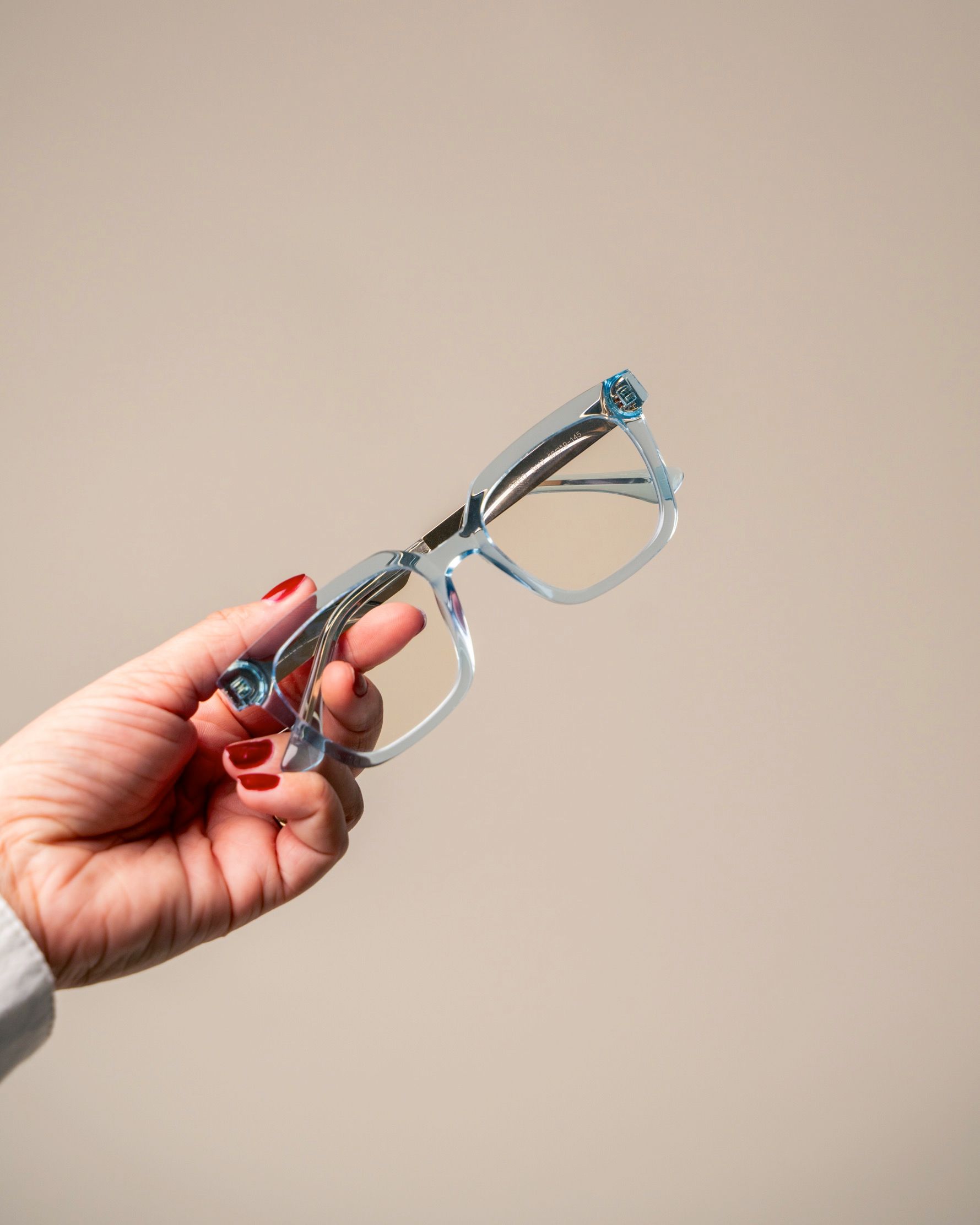 Moderne briller på ansigt, taget tæt på øjnene med skarpt fokus på brilleglassene