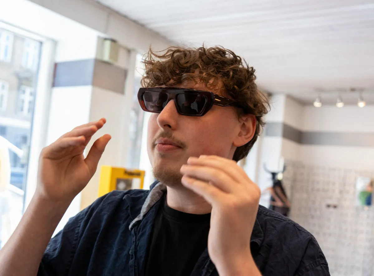 Stylish mand iført trendy herresolbriller på Frederiksberg, moderne stel og UV-beskyttelse