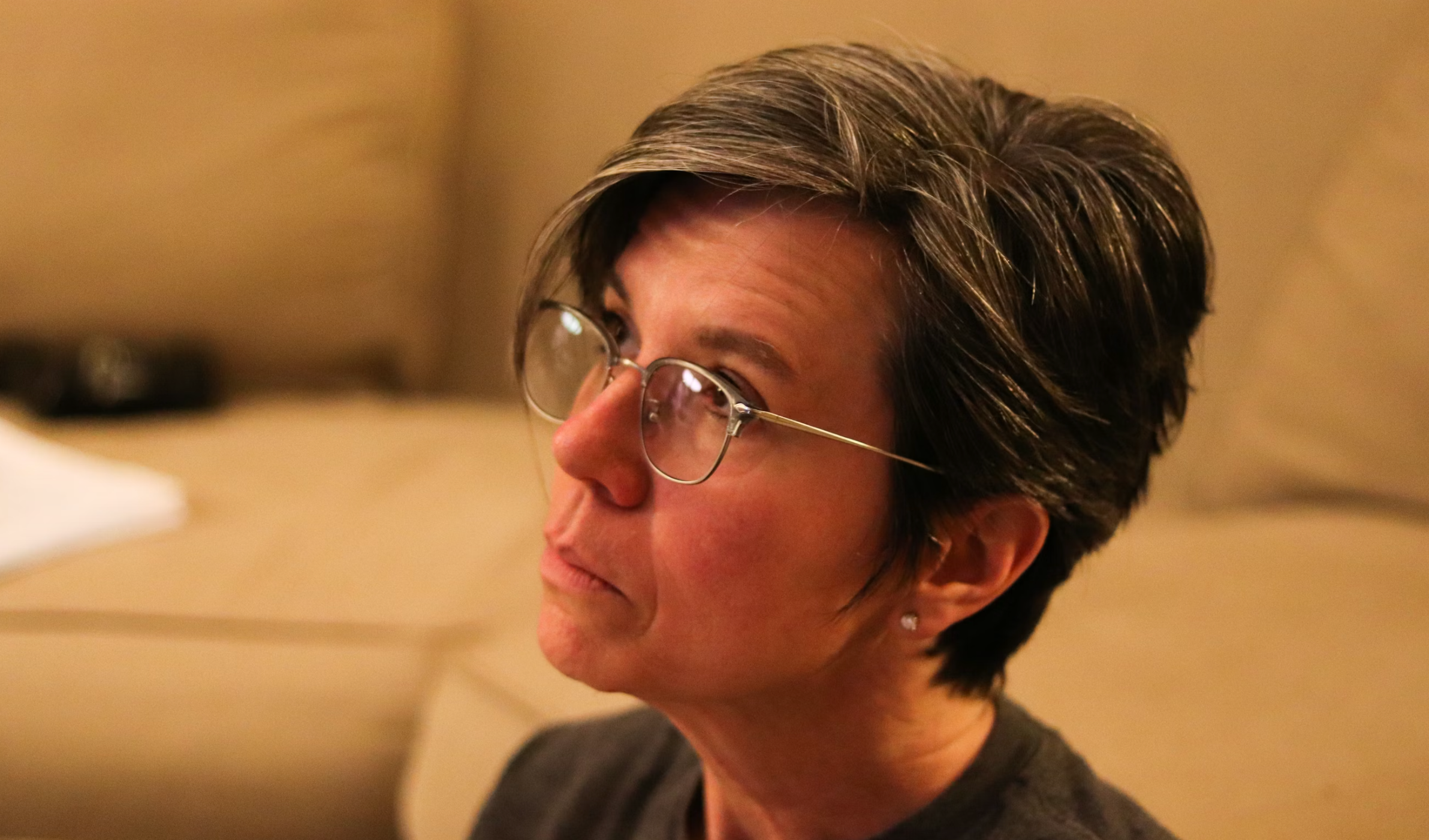 Gråt hår frisurer til kvinder med briller