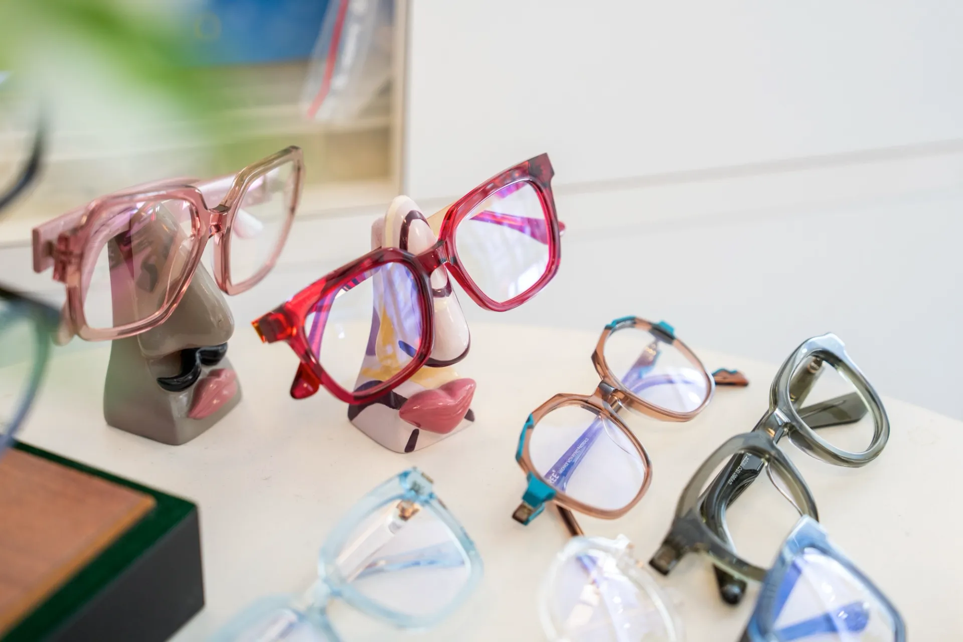 Kvalitets brilleglas bliver sat i designerstel hos Optikhuset på Frederiksberg - professionel indslibning