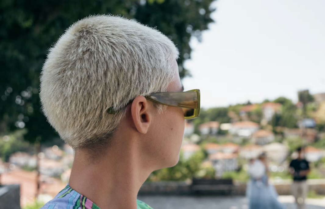 Portræt af smilende kvinde med kort gråt hår og moderne briller