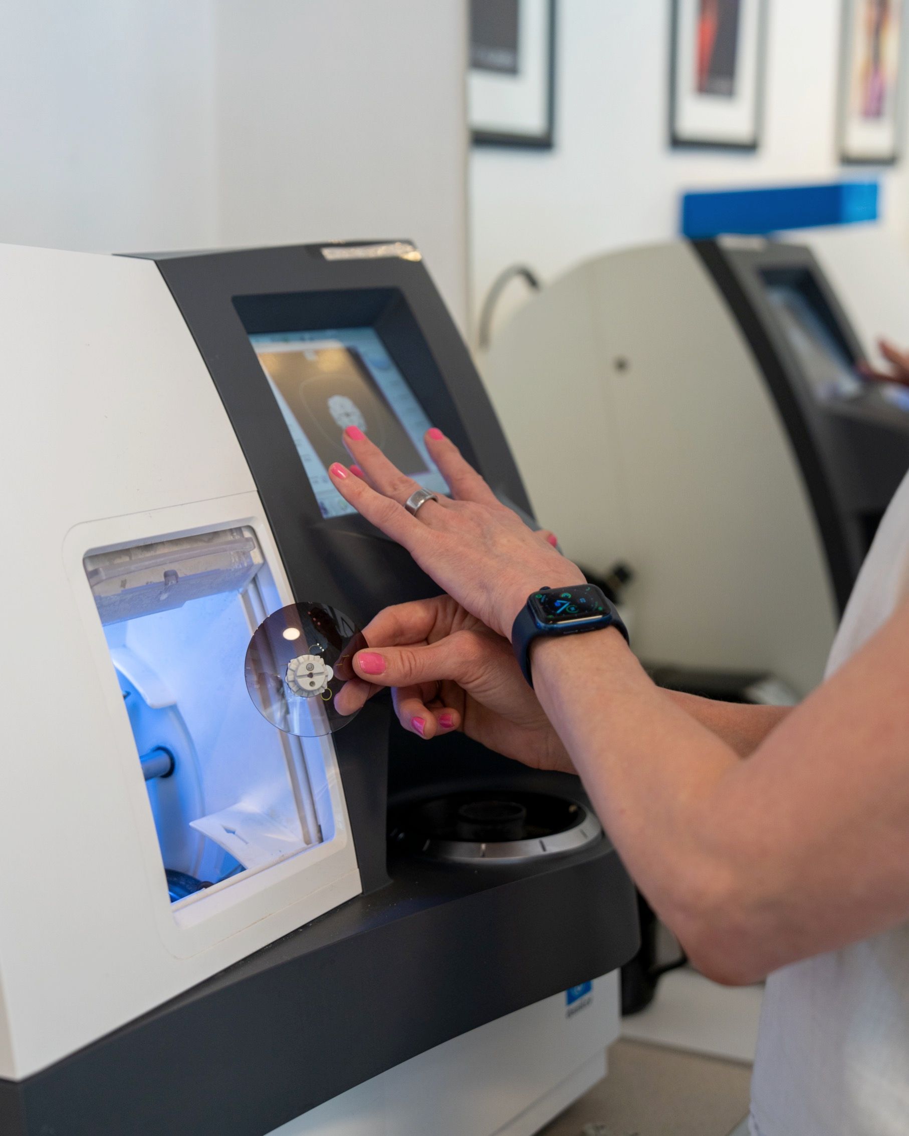 Kvalitets brilleglas bliver sat i designerstel hos Optikhuset på Frederiksberg