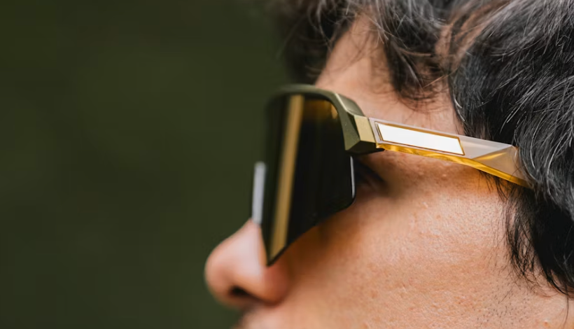 Nærbillede af optisk RX-indsats bag et sportsglas