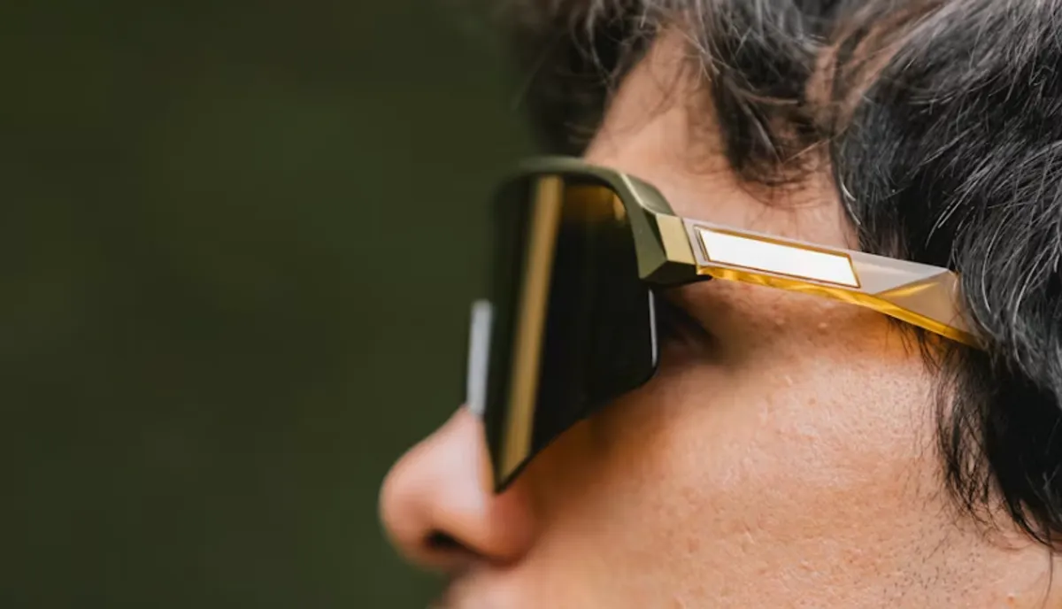 Nærbillede af optisk RX-indsats bag et sportsglas