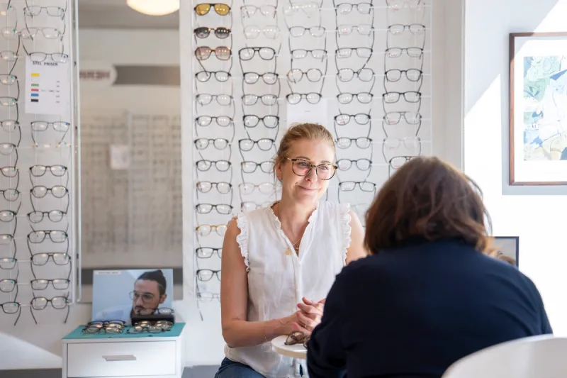 Erfaren optiker giver personlig rådgivning om briller til kunde på Frederiksberg