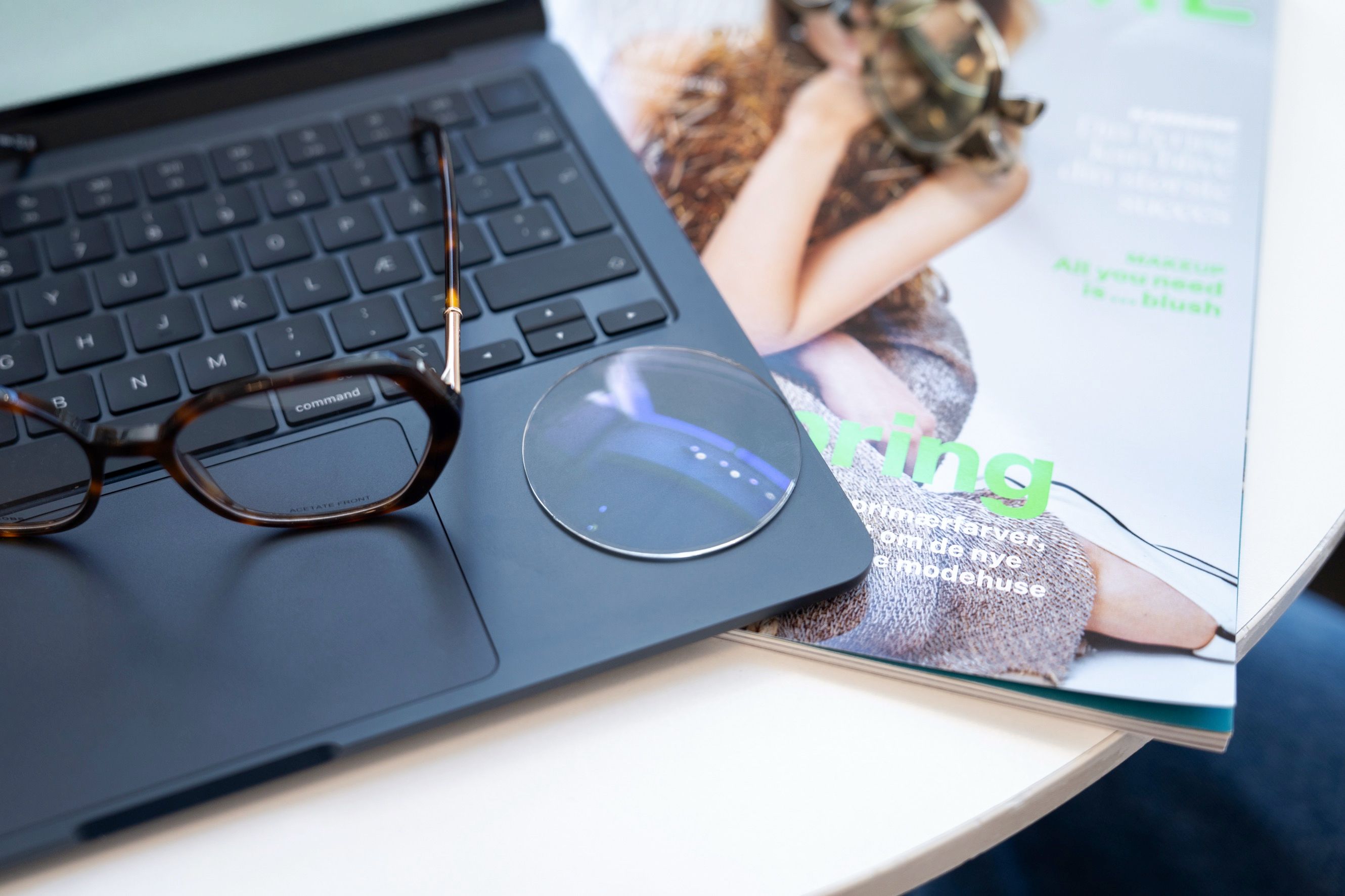 Person med designerbriller får nye glas sat i eget stel hos Optikhuset på Frederiksberg