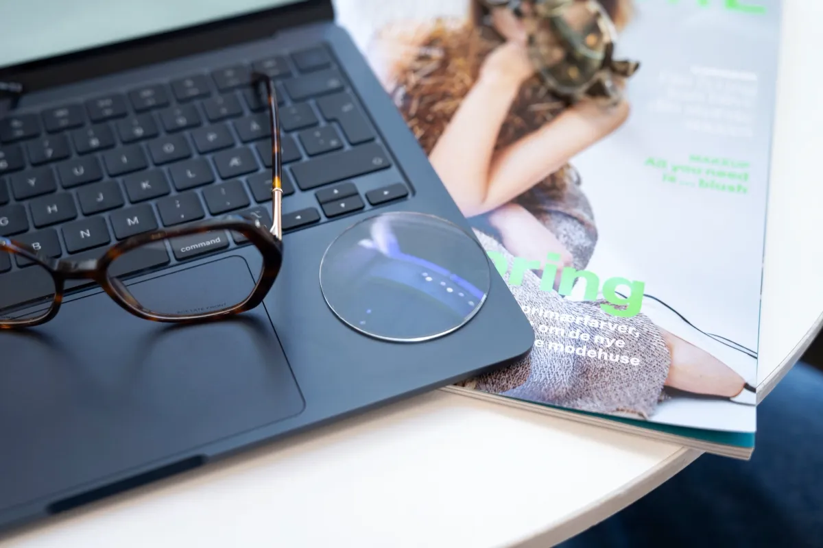 Person med designerbriller får nye glas sat i eget stel hos Optikhuset på Frederiksberg