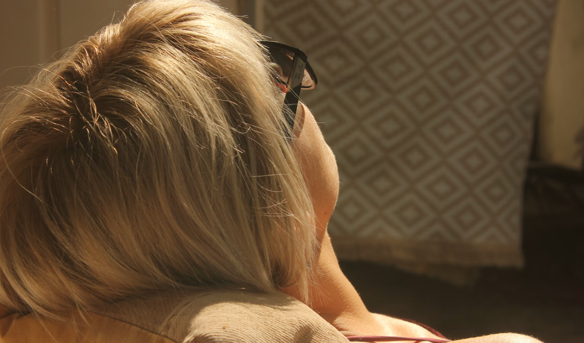 Kvinde med elegant gråt mellemlangt hår og diskrete briller