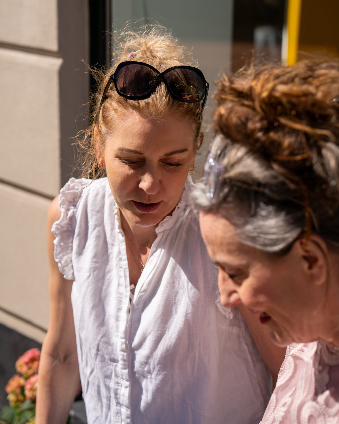 Kvinde der prøver solbriller med styrke hos Optikhuset på Frederiksberg