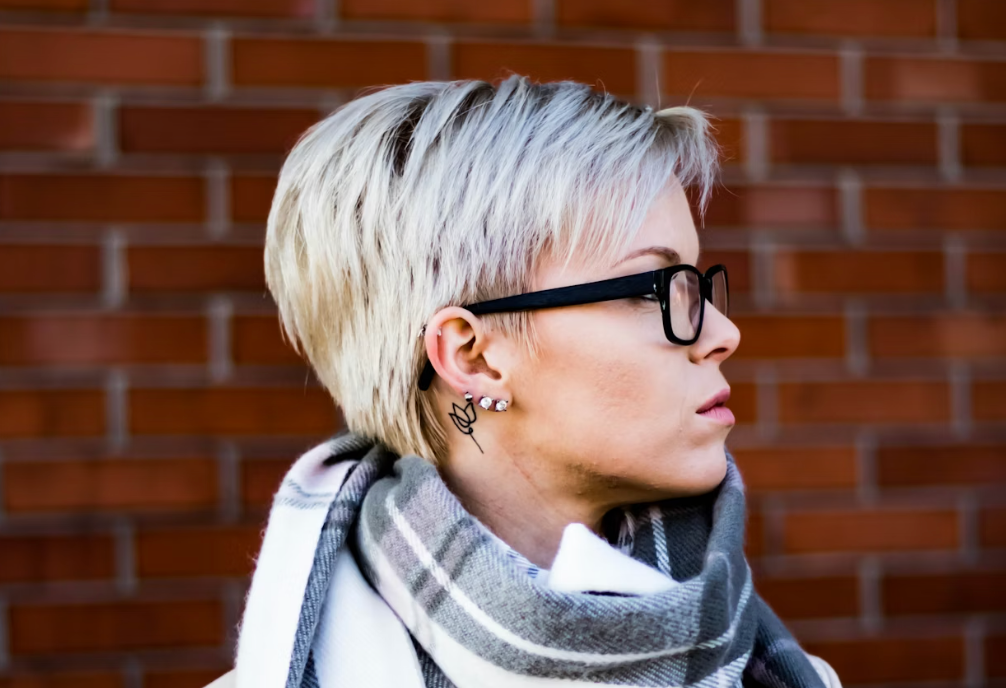 Kvinde med kort gråt hår og cat-eye briller i sølvstel